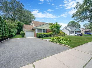 333 Sylvan Ln, Westbury, NY 11590