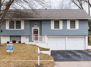 222 Sussex Dr NE, Cedar Rapids, IA 52402