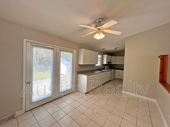 3rd image of 836 Holiday Ave