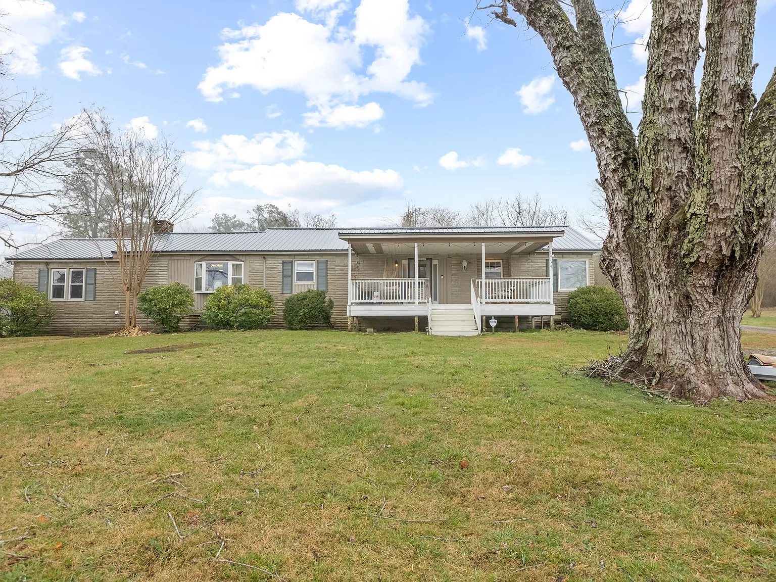 3 bed, 1.0 bath, 1550 sqft, $2,500 — Photo 1