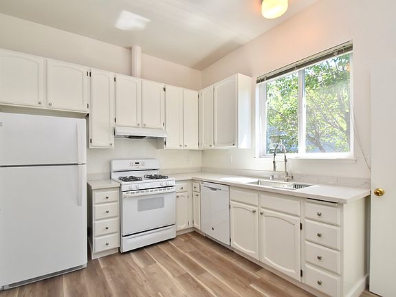 Updated kitchen with new stove/gas range.
