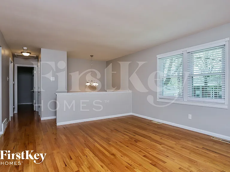1331 Glenstone Dr — Photo 3