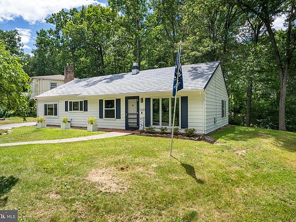 3rd image of 2042 N Oak Ln
