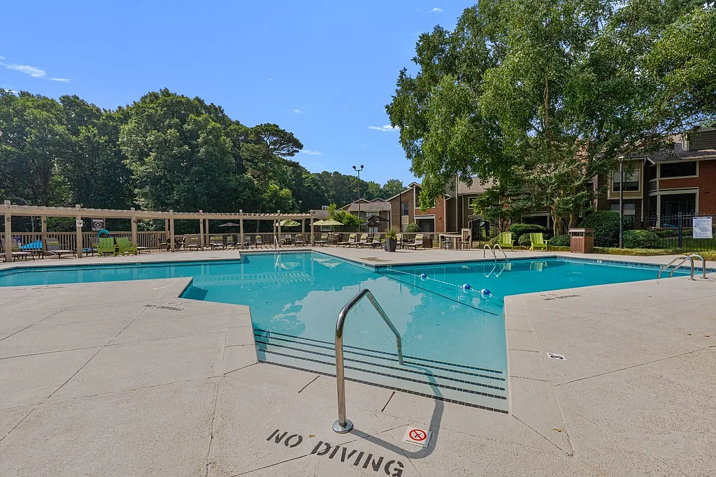 The Retreat at Lake Johnson Apartments — Photo 2
