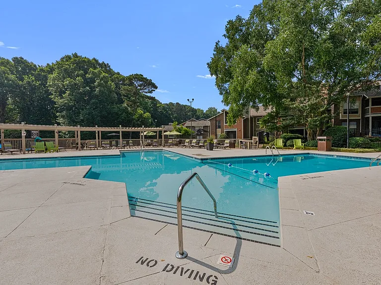 The Retreat at Lake Johnson Apartments — Photo 2