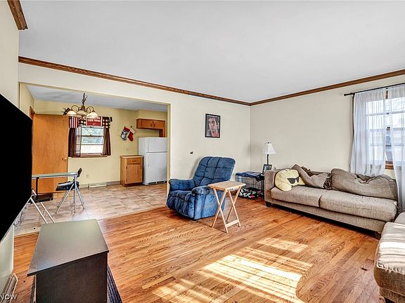 5th image of 627 Lincoln Ave