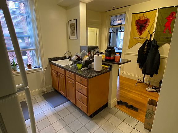 4th image of 19 Queensberry St APT 17