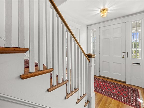 4th image of 285 Lexington St