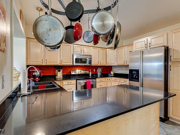 3rd image of 2061 W Des Moines Cir