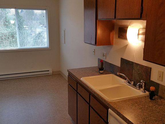 3rd image of 3905 E Fourth Plain Blvd APT 7A