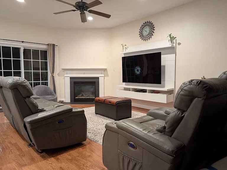 1204 Derry Ln — Photo 3