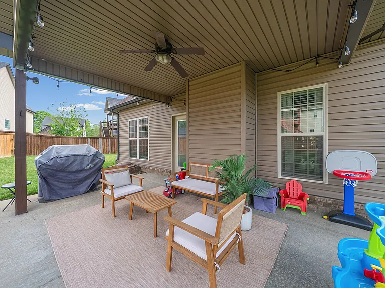 404 Sedgwick Ln — Photo 27
