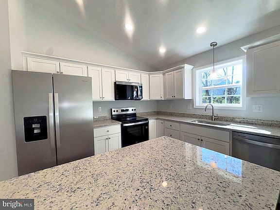 3rd image of 375 Burns St