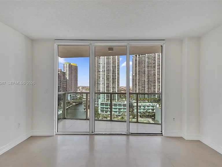 31 SE 5th St #2305 — Photo 8