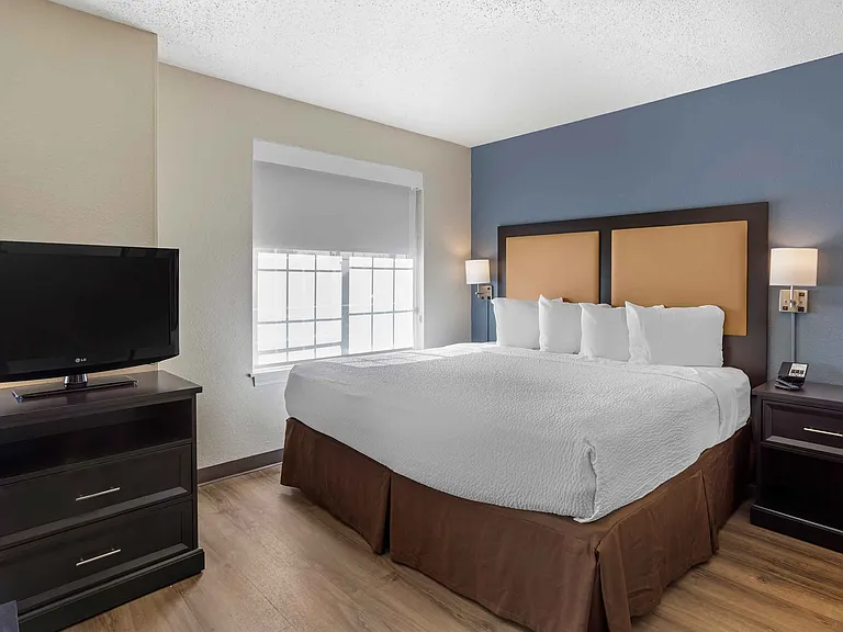 Deluxe Studio - 1 King Bed