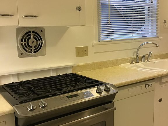Gas range and quality appliances.