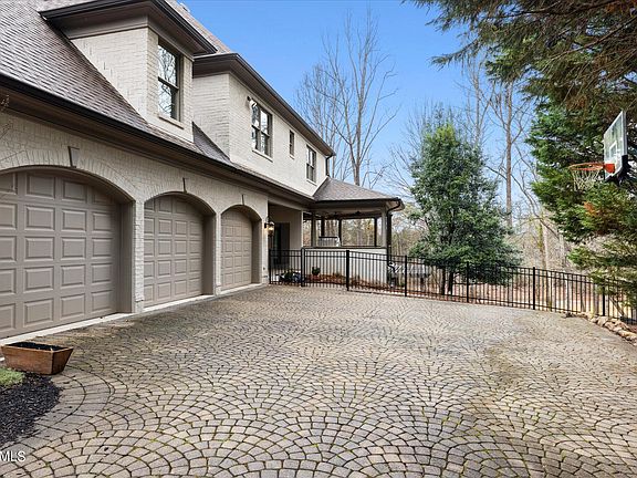 5th image of 810 Fairway Oaks Ln