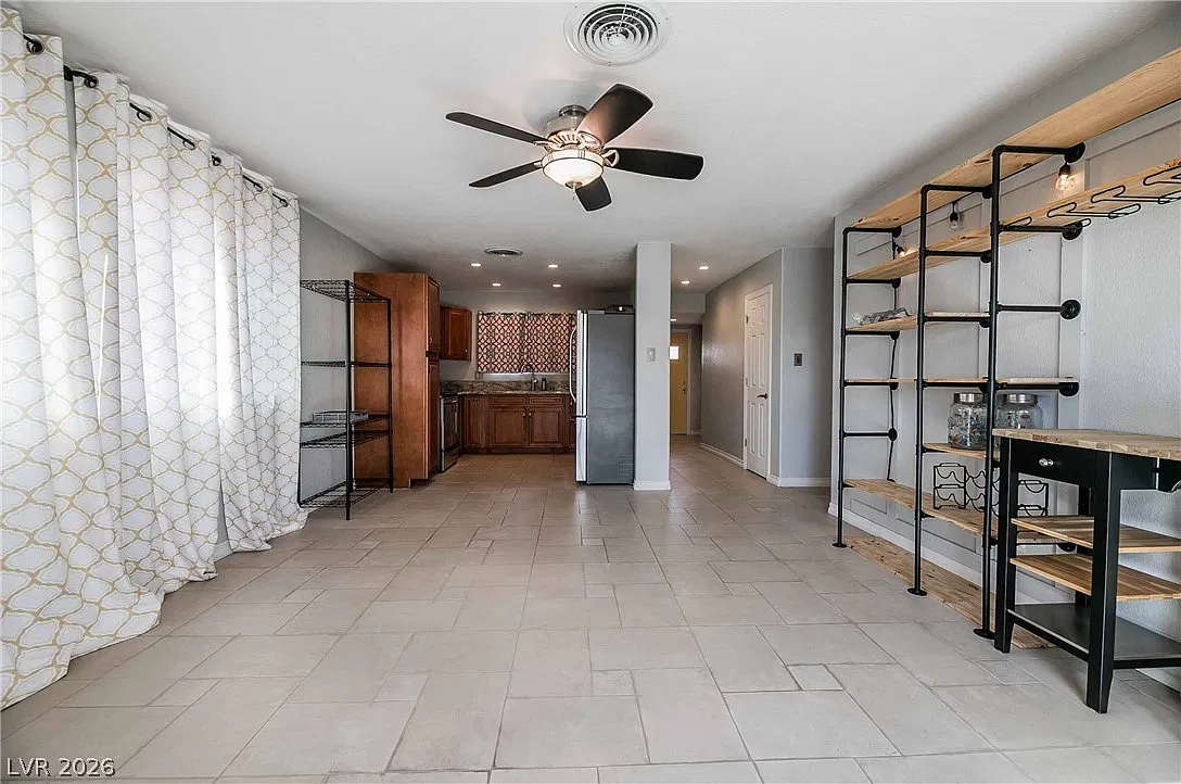3 bed, 2.0 bath, 1366 sqft, $2,100 — Photo 3
