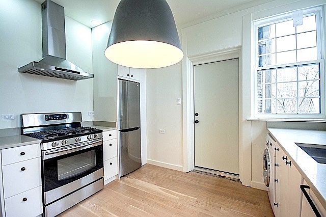 1st image of 4322 N Clarendon Ave #3