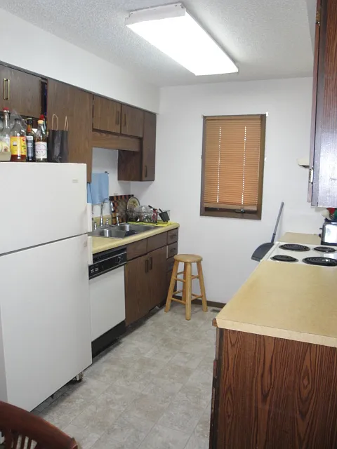 2 bed, 1.5 bath, 895 sqft, $900 — Photo 4