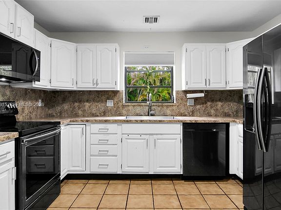 5th image of 17110 SW 64th Ct