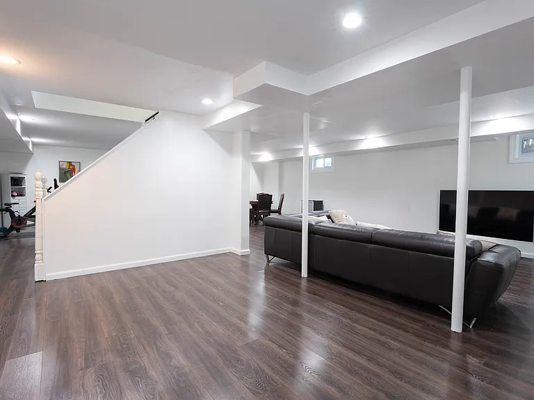 16 Hollyoak Ave — Photo 34