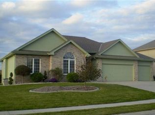 1802 Ridgewood Dr, Papillion, NE 68133