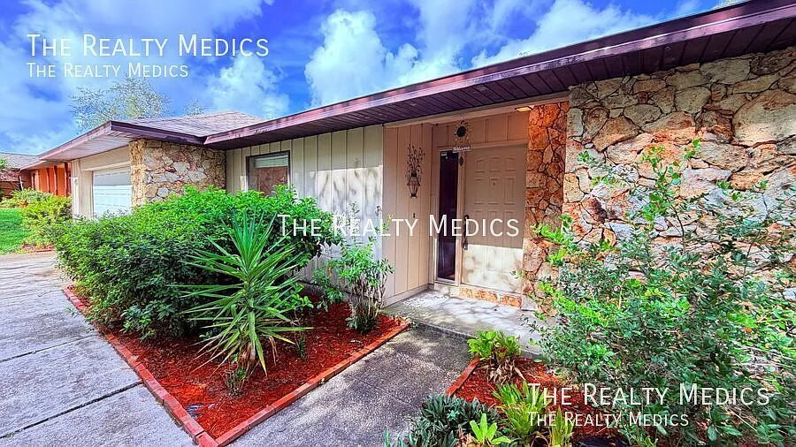 Charming 3 Bedroom, 2 Bathroom Home in Oviedo!! — Photo 2