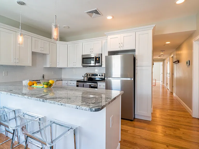 728 E 2nd St #3 — Photo 10
