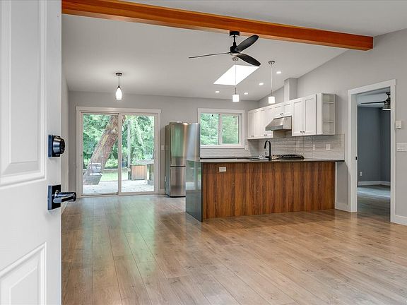 3rd image of 840 Mary Rd