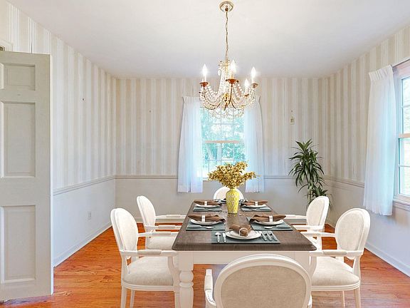 5th image of 102 Oakwood Dr