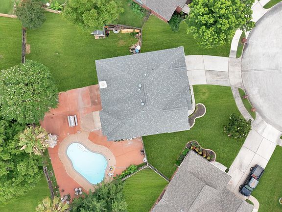 3rd image of 15102 Walden Park Ct