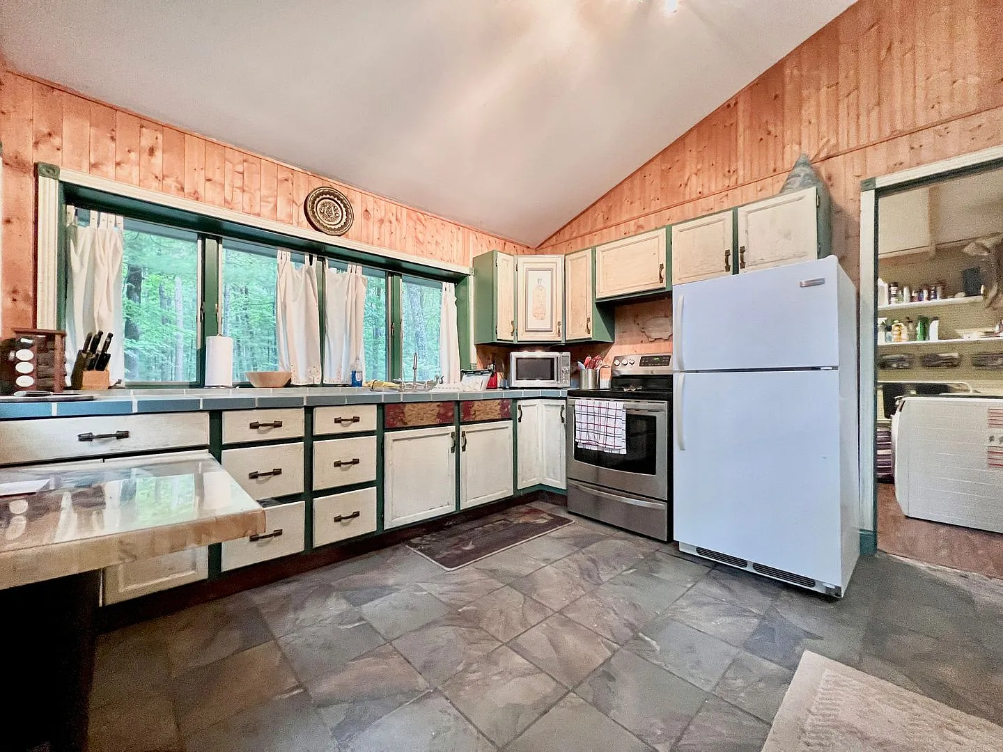 Adorable Cottage Retreat Steps from Duck Lake! — Photo 3