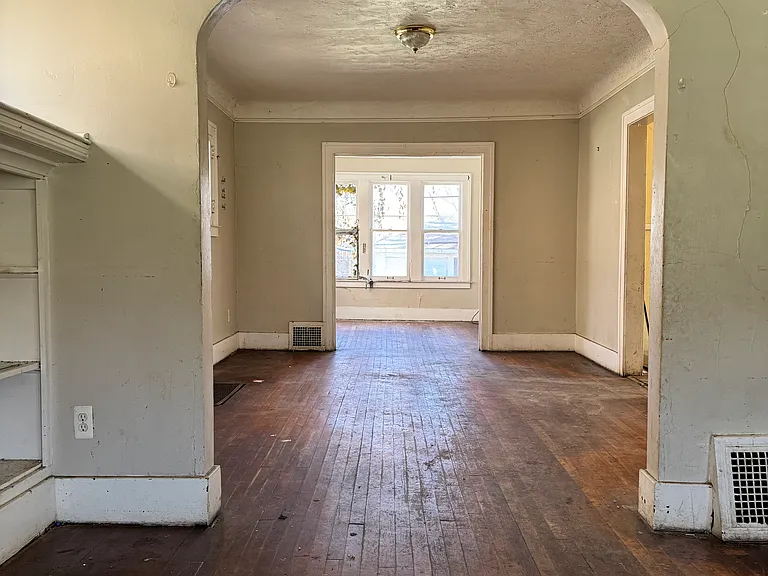 4376 Kensington Ave — Photo 5