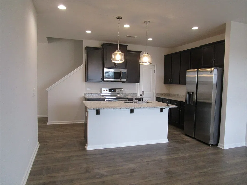 3 bed, 2.5 bath, 1880 sqft, $2,050 — Photo 3