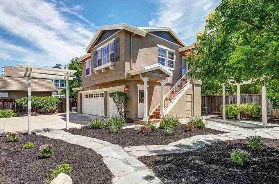 Detached in-law unit over garage