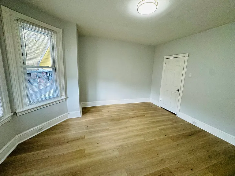 1415 N Hobart St — Photo 15