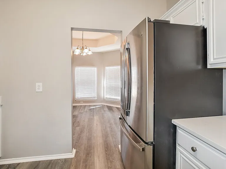 717 Rockett Ln — Photo 6