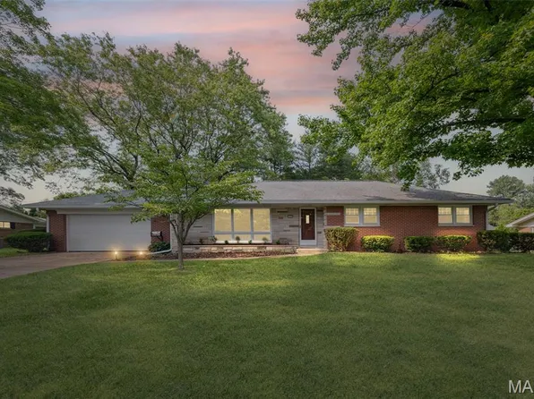 121 E Fairway Dr, Belleville, IL 62223