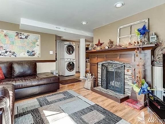 Living room (fireplace not usable)