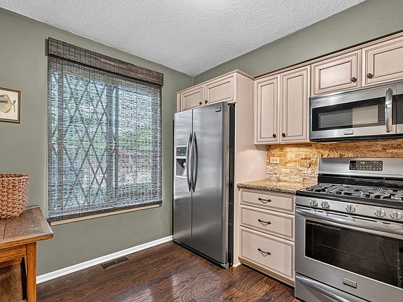 4th image of 818 Shagbark Rd #0