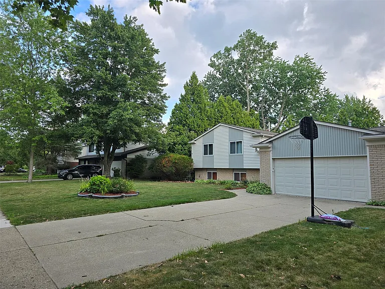 2310 Cumberland Dr — Photo 2