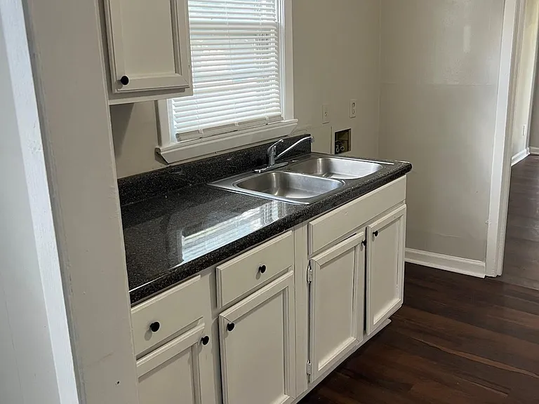 2292 Redwood Ave — Photo 4
