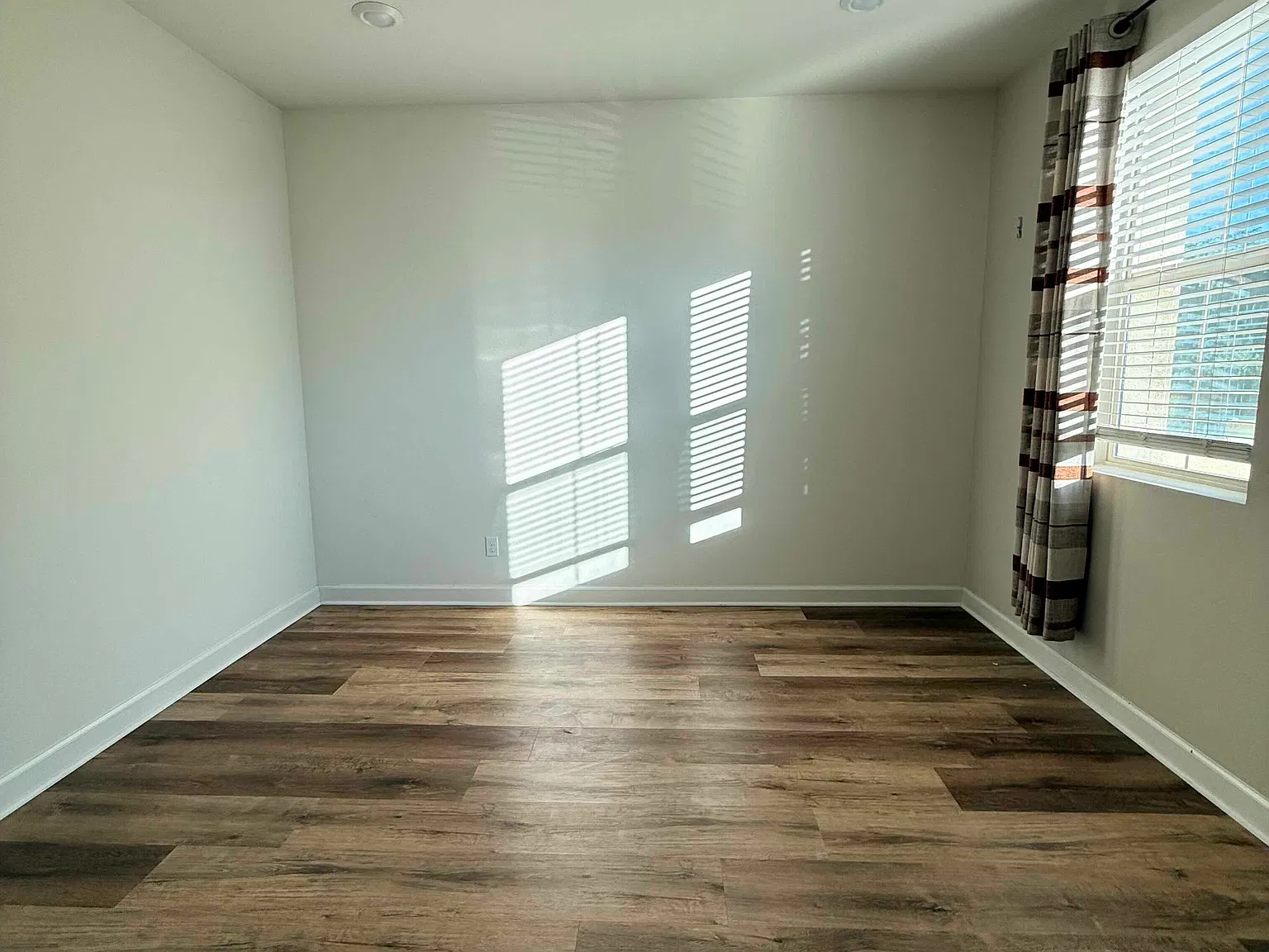 3 bed, 2.5 bath, 1612 sqft, $4,195 — Photo 2