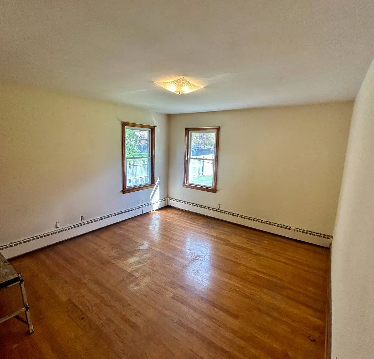 3 bed, 1.0 bath, 1260 sqft, $2,100 — Photo 3