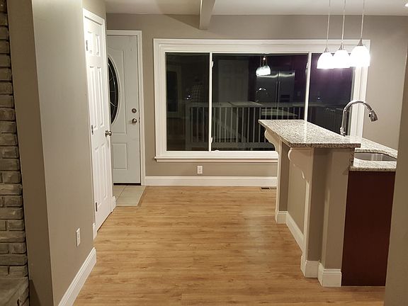 Entry foyer & breakfast bar