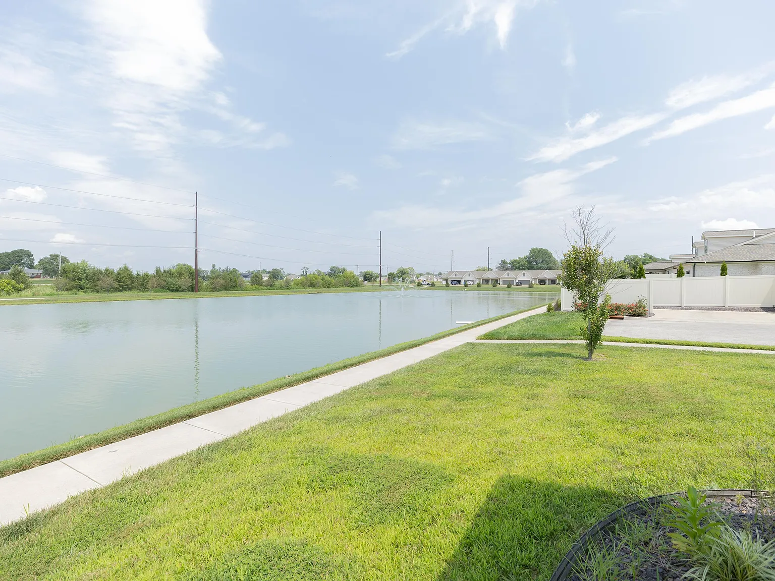 3 bed, 3.0 bath, 2221 sqft, $2,800 — Photo 3