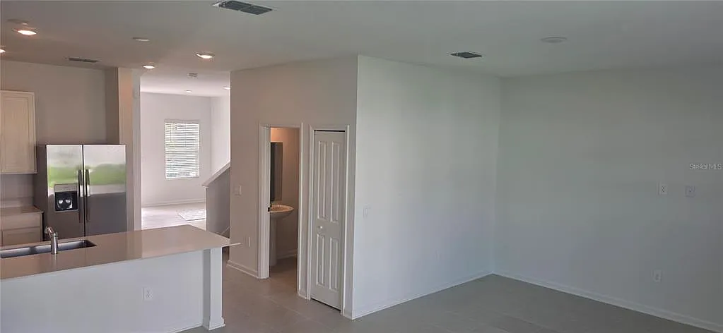 3 bed, 2.5 bath, 1834 sqft, $2,400 — Photo 2