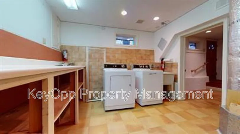 3 bed, 3.0 bath, 2000 sqft, $7,995 — Photo 4