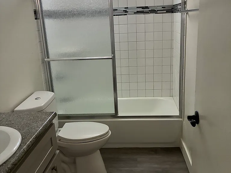 733 S Mariposa Ave — Photo 6